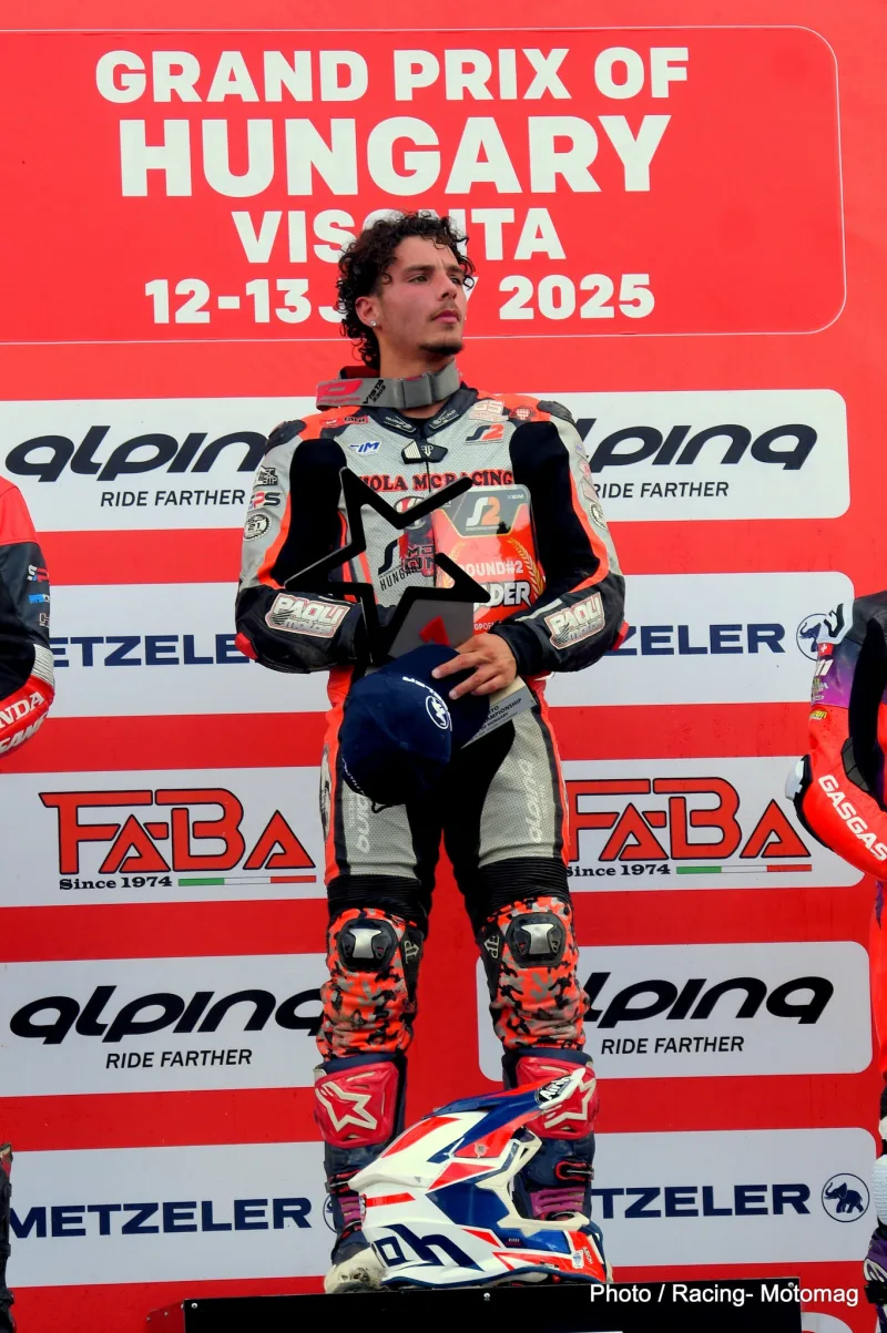 Melvin Viola sur le podium du Grand Prix de Hongrie Visonta 2025 avec son trophée.