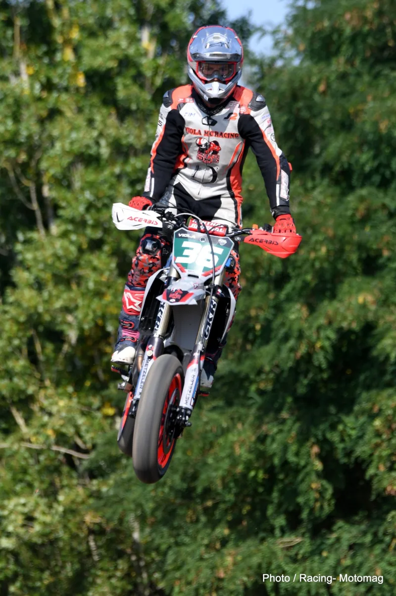 Melvin Viola suspendu dans les airs pendant une manche de supermotard avec la moto numéro 36.