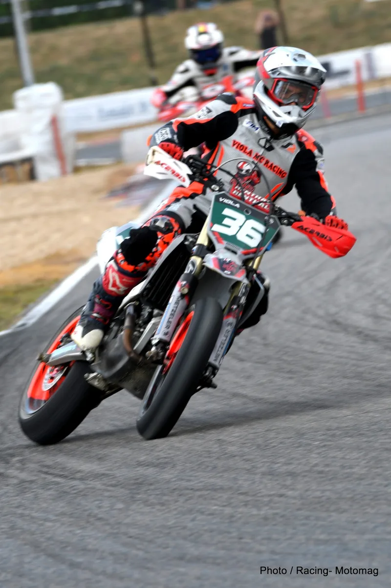 Melvin Viola en virage sur une piste de supermotard avec la moto numéro 36.