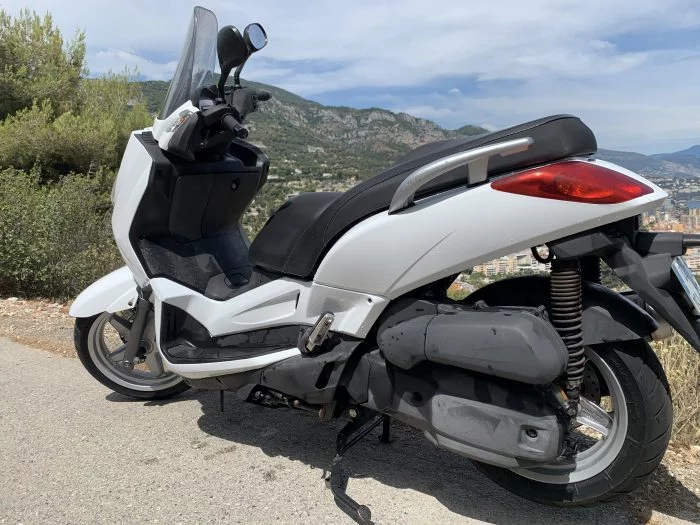 Scooter blanc et noir vu de trois quarts