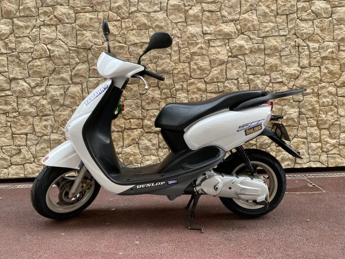 Scooter blanc crème photographié de profil