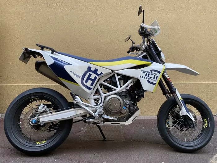 Moto trail blanche et bleue photographiée de profil