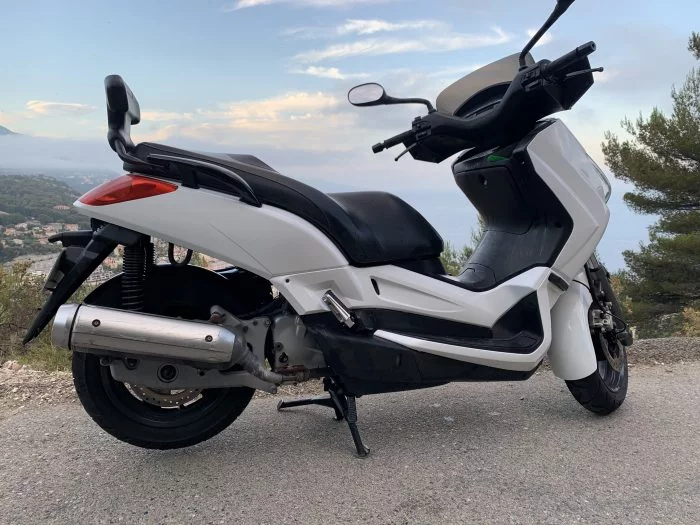 Maxi-scooter gris et noir photographié de profil
