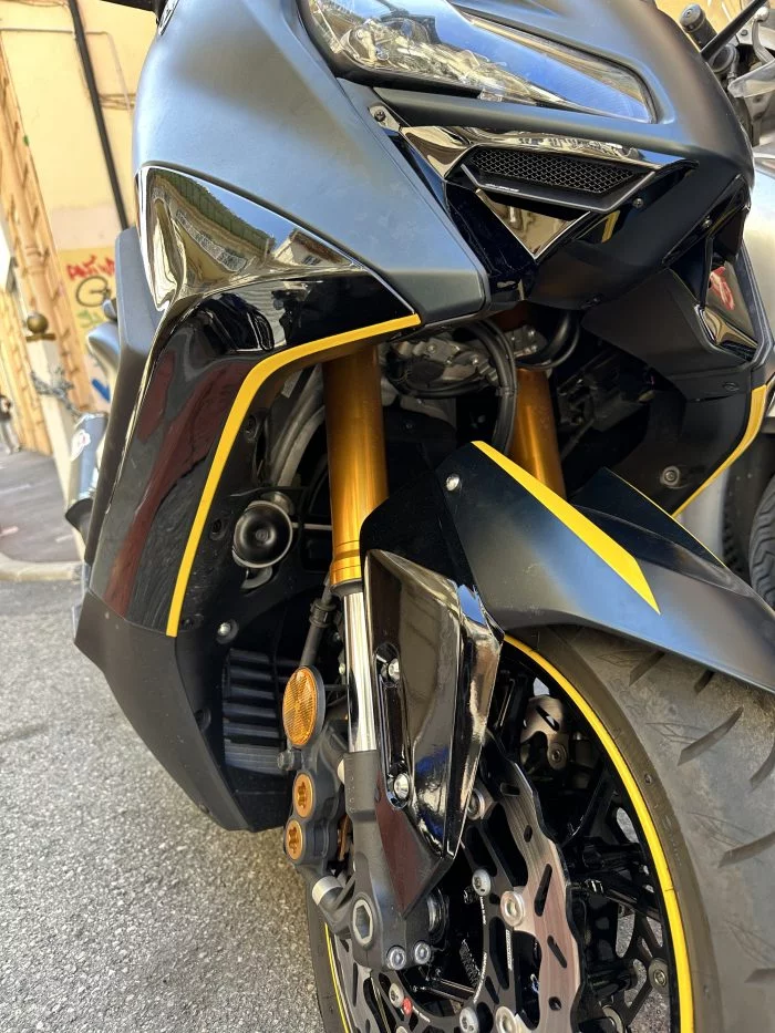 Travail de personnalisation moto dans l'atelier Moto One à Beausoleil