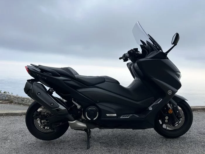 Maxi-scooter noir stationné face à la mer