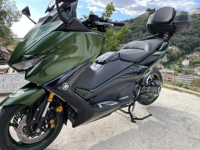 Maxi-scooter vert et noir avec top case en extérieur