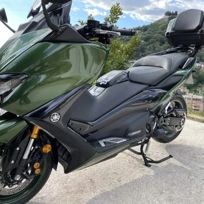 Détail de préparation et finition de moto personnalisée chez Moto One