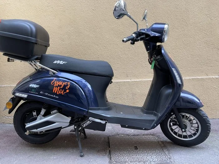 Scooter bleu nuit photographié de profil