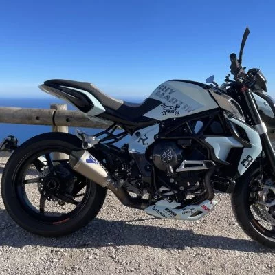 Arrière de moto customisée préparée par Moto One à Beausoleil