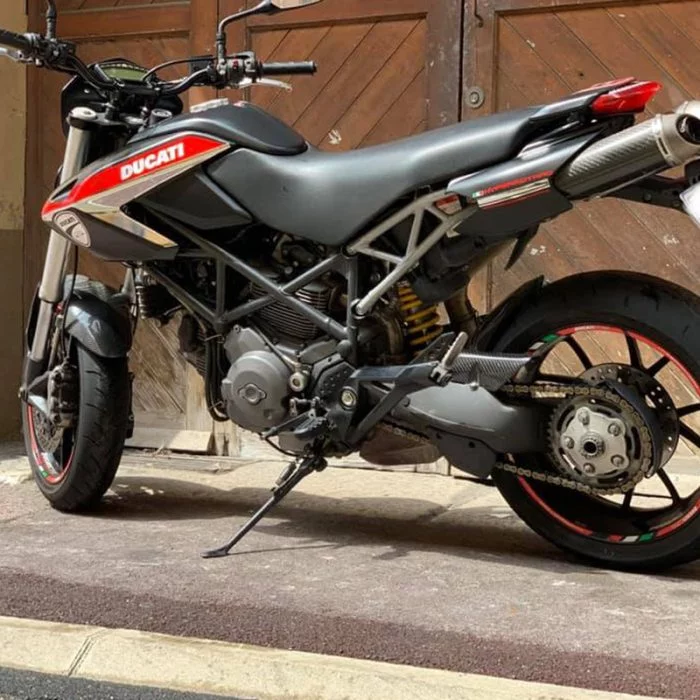Ducati noire et rouge photographiée de profil
