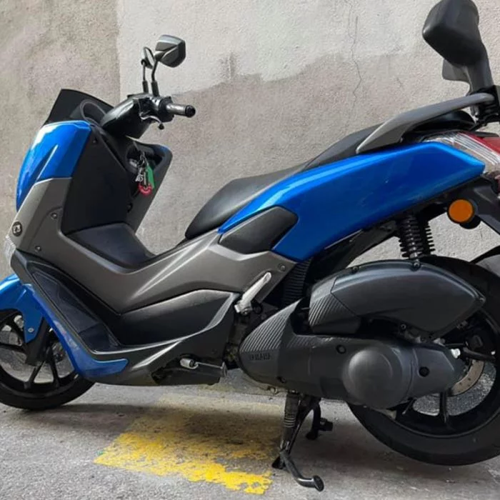 Scooter bleu et noir photographié de profil