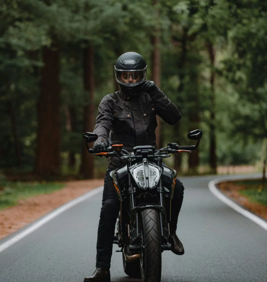 Moto personnalisée avec pilote équipé près de Monaco chez Moto One