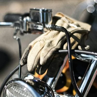 Gants moto posés sur une moto disponibles chez Moto One près de Monaco