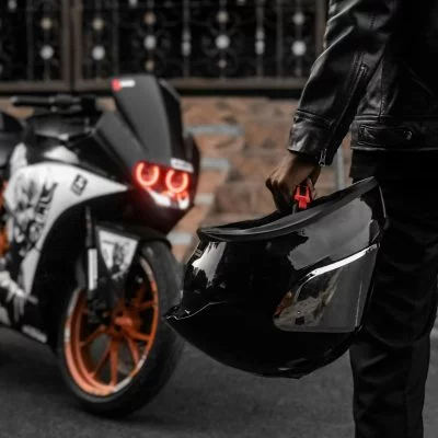 Casque moto intégral et équipement de pilote proposés chez Moto One à Beausoleil