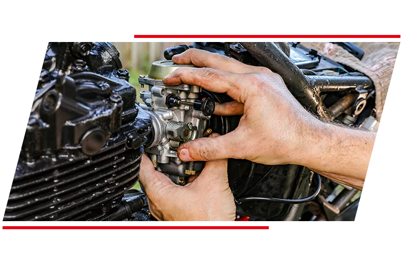 Mécanicien réglant une pièce moteur dans l'atelier Moto One