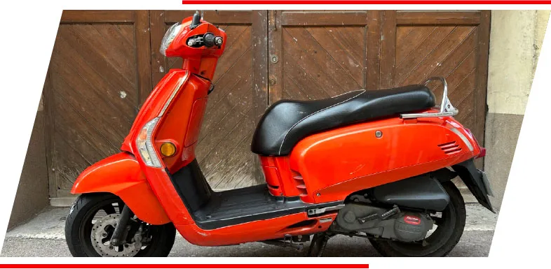 Scooter rouge proposé à la vente chez Moto One